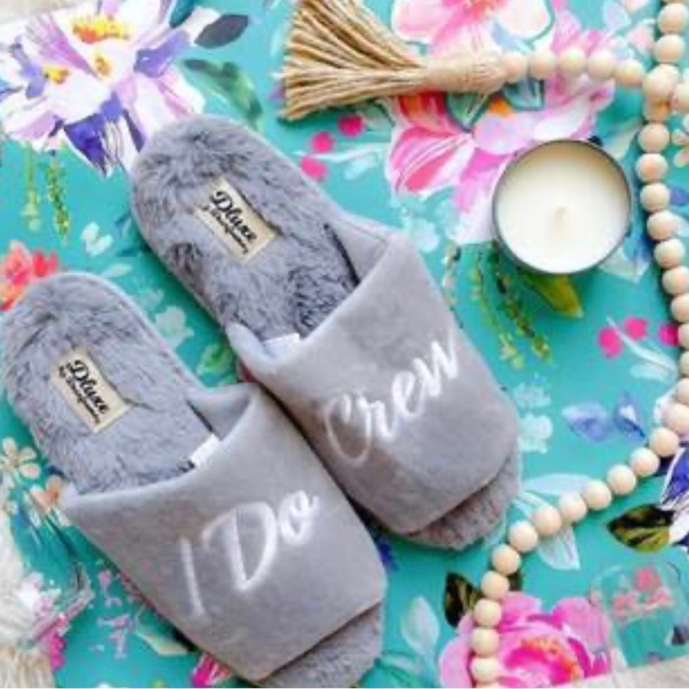 NWT DearfoamsI Do Crew Wedding Slipper Gray with White Embroidered Letters Large